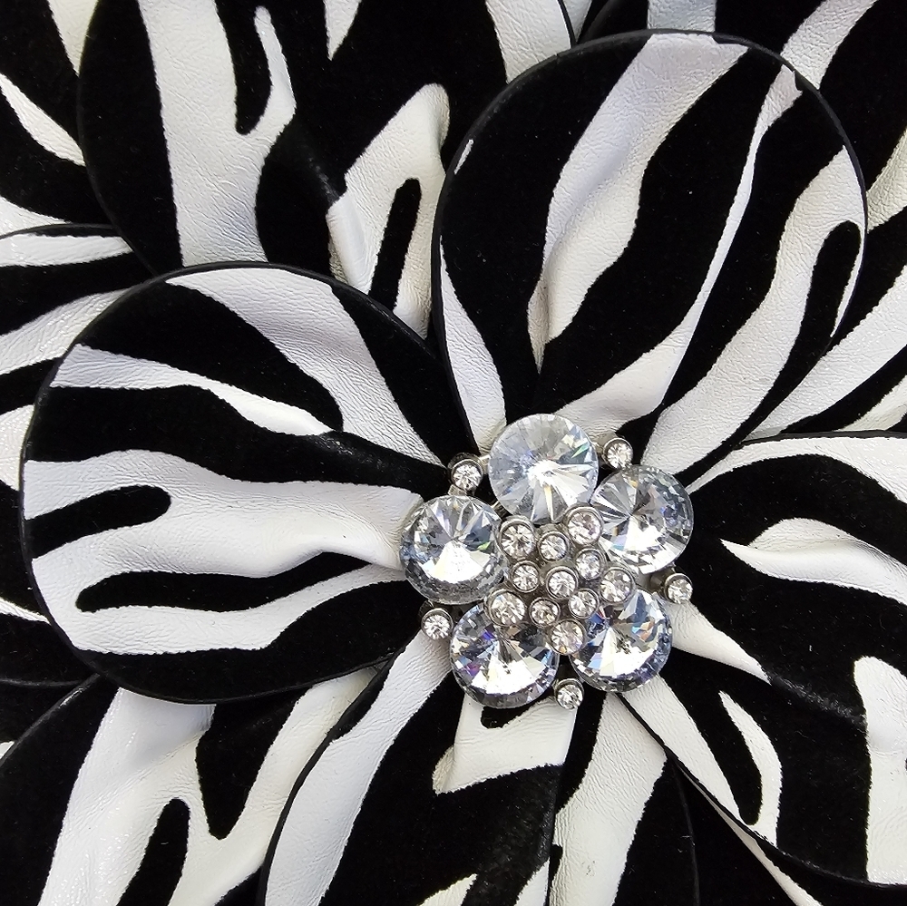 Hananel Purse Black & White exterior w/Flower and rhineston interior tiger print - Picture 7 of 7